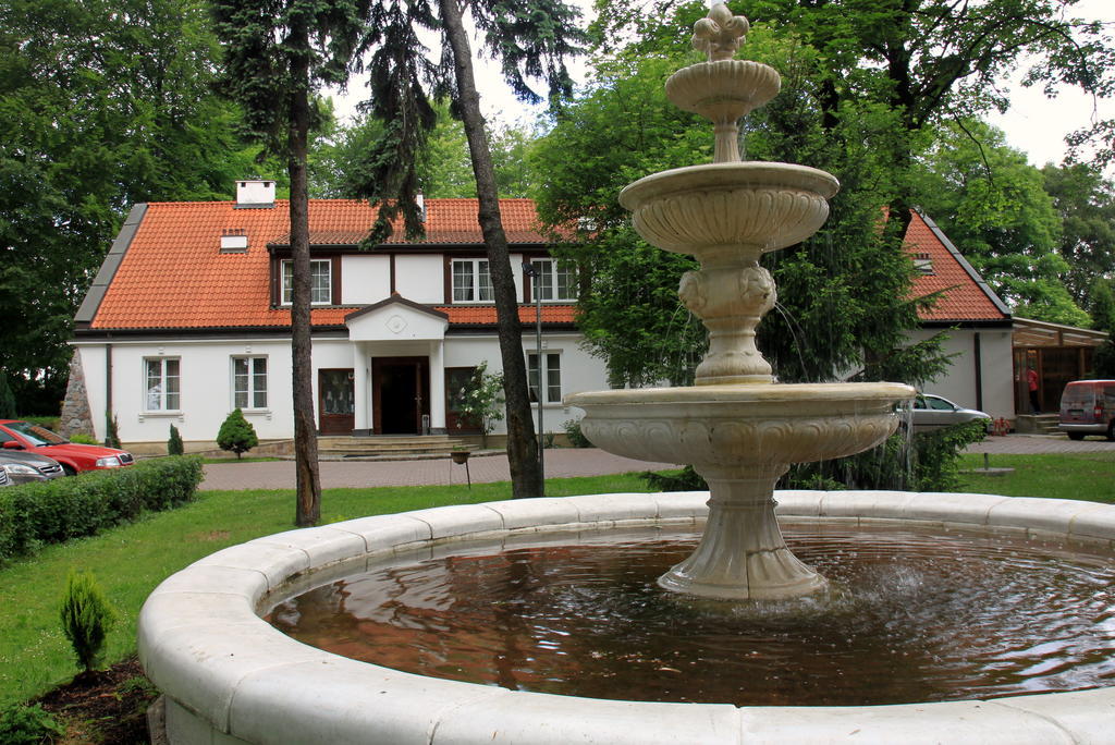 Dedek Park - Historyczny Dworek W Pieknym Parku Skaryszewskim Obok Stadionu Narodowego Varšava Exteriér fotografie